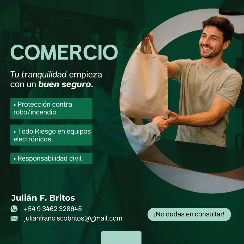 Comerciante entregando una compra en un local de Pergamino, seguro comercial